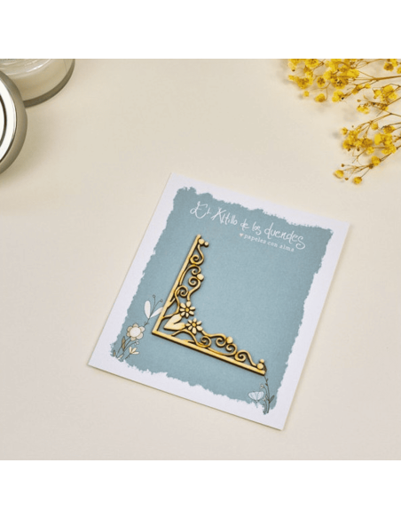 Madera en esquina con motivos de margaritas