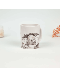 Taza del hada leyendo