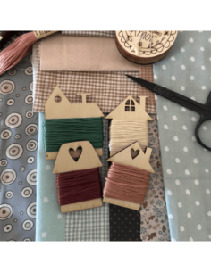 Cuatro casitas de madera con sus hilos