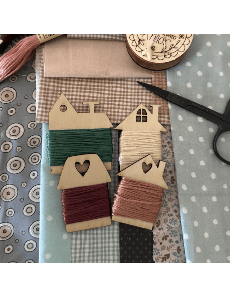 Cuatro casitas de madera con sus hilos