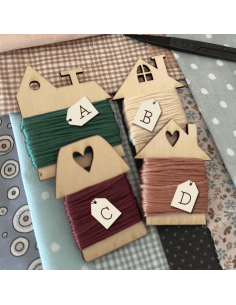 Cuatro casitas de madera con sus hilos 2